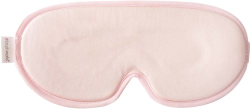 En mjuk rosa sovmask med en lapp på sidan, avsedd att blockera ljus för bättre sömn.
