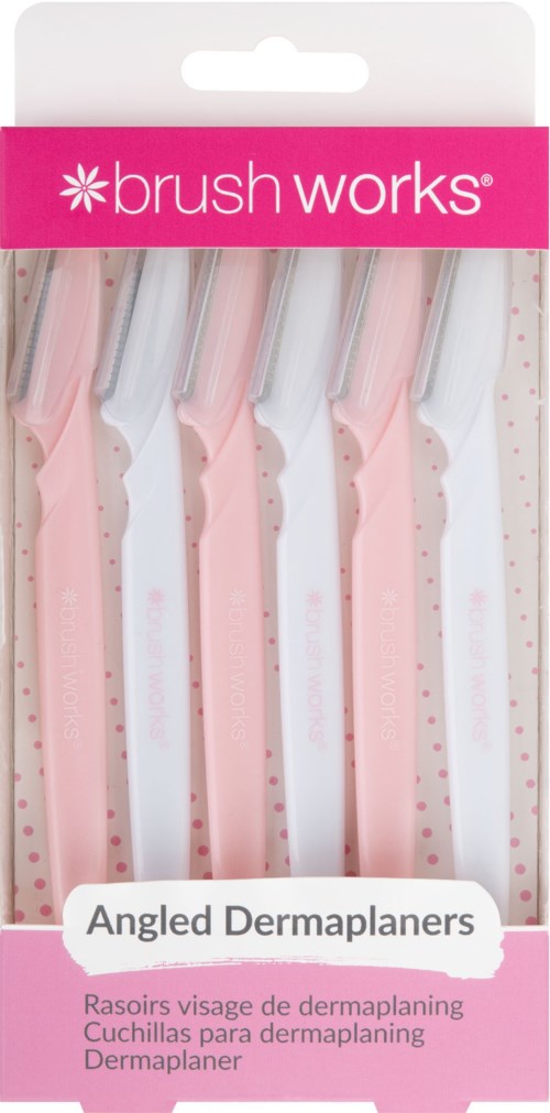 Set van vijf roze en witte schuine dermaplaning scheermesjes met handvatbeschermers voor huidverzorging.