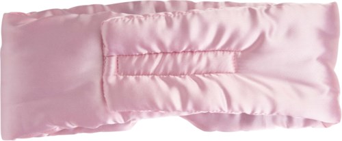 Ein weiches, rosa Satinnkissen mit Klappe und gestickten Details, für Komfort oder Dekoration.