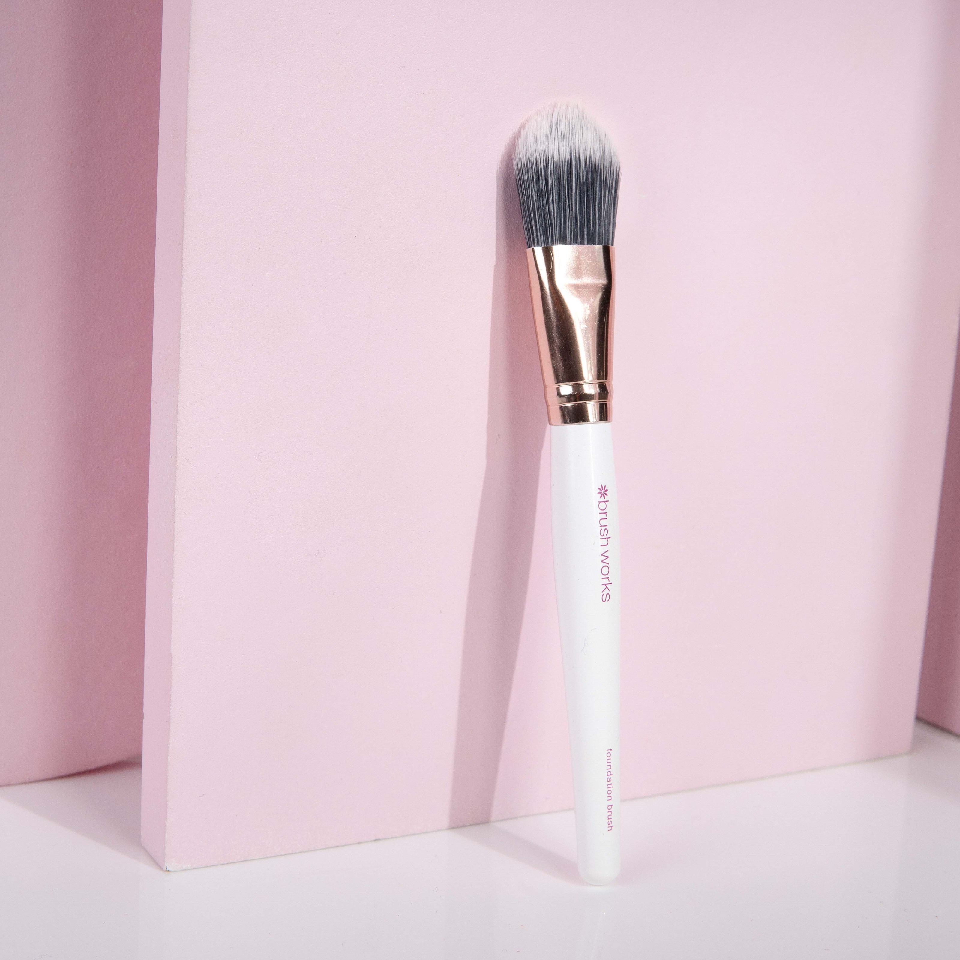 Brushworks Foundation Brush- Pink & Gold - pędzel do podkładu (obrázok 3)