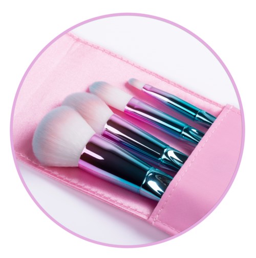 Set med fyra makeupborstar med vita borst och glänsande rosa och blå handtag i ett rosa fodral.