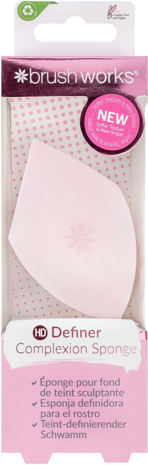 Eine pinke und weiße Make-up-Schwamm in Tränenform mit Schneeflockendesign im transparenten Kunststoffetui.
