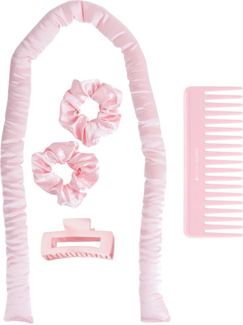 Rosa hårtillbehör som inkluderar ett långt sjalett, två scrunchies, en klämma och en bred kam.
