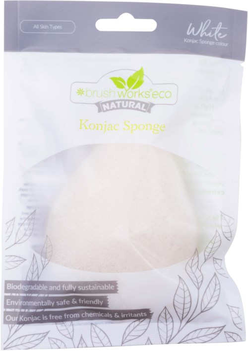 En hvit konjac-svamp i gjennomsiktig emballasje med grønn og gul etikett, blader trykt på pakken.