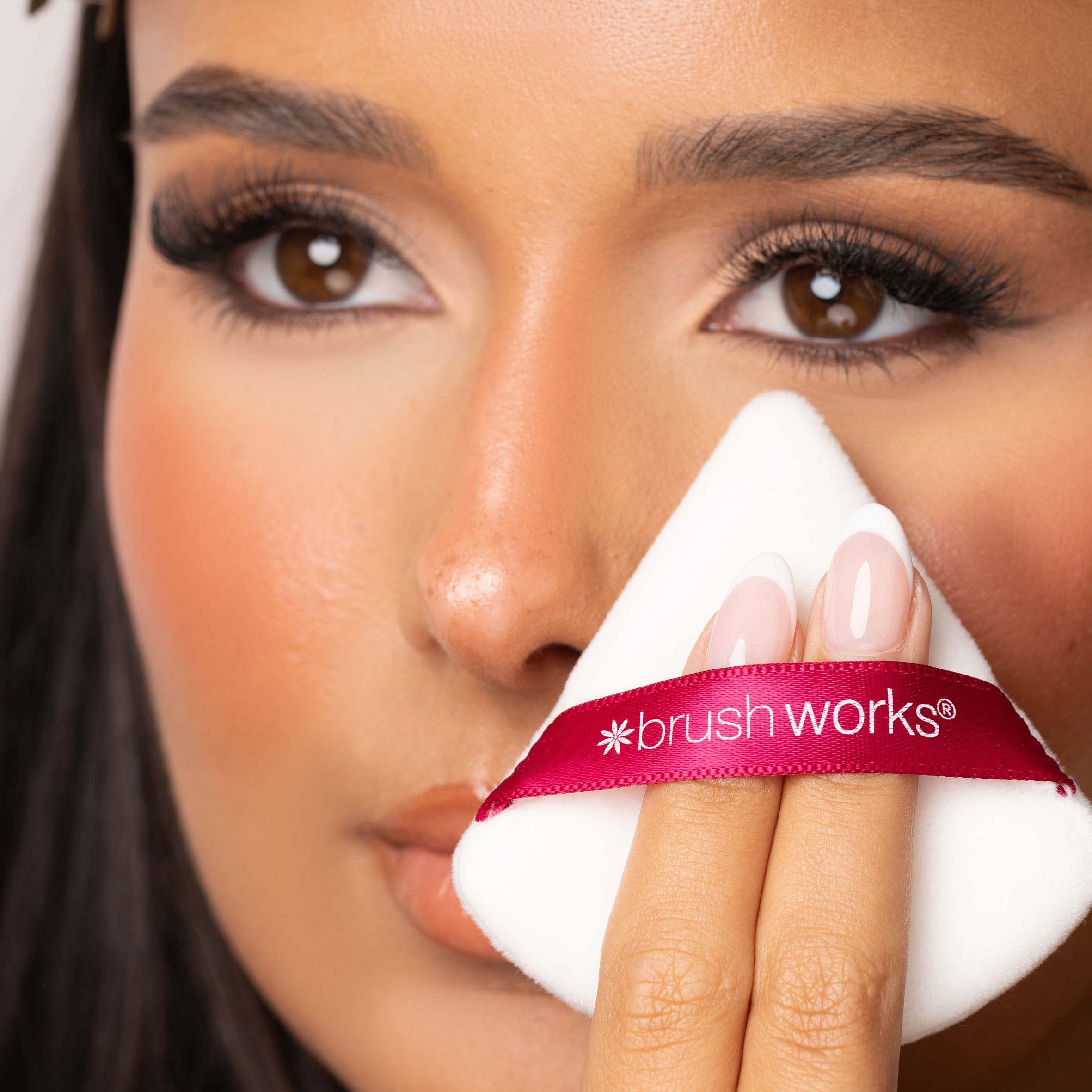 Brushworks Limited Edition Triangular Powder Puff Duo (obrázok 6)