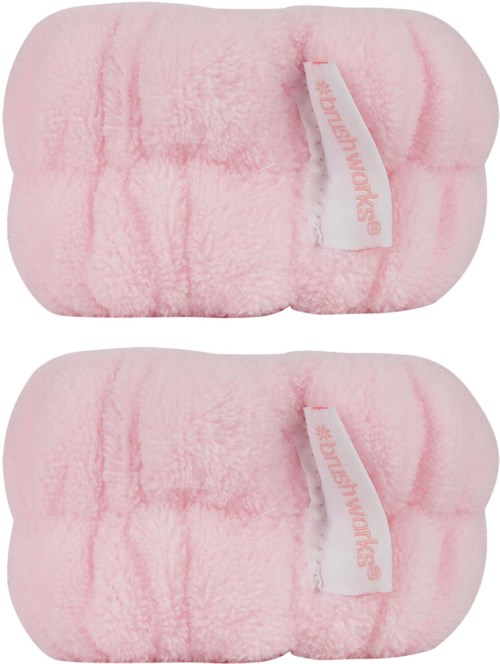To rosa fluffy tøfler med hvite merker som sier 'SOLOMON KIDS'.