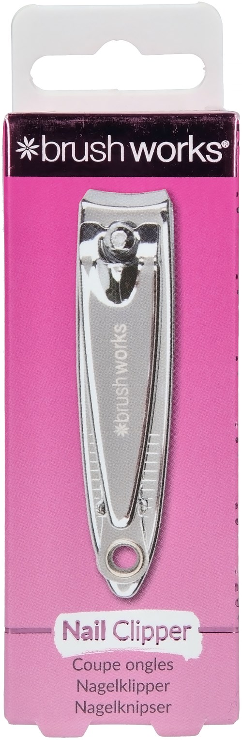 Een zilveren nagelknipper in roze verpakking met 'Brush Works' en een ophanggat.