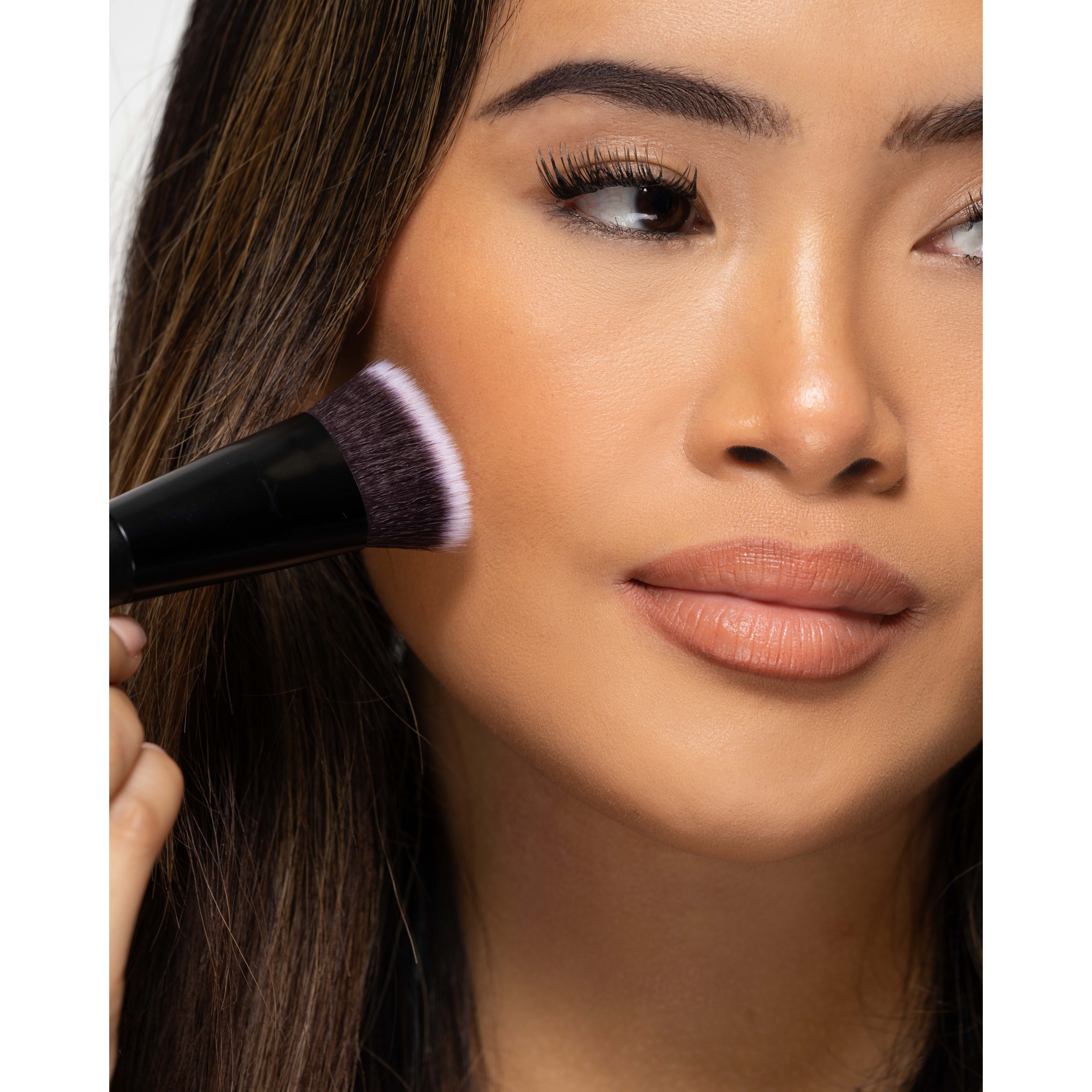 Brushworks No. 11 Flat Top Contour Brush (obrázok 4)