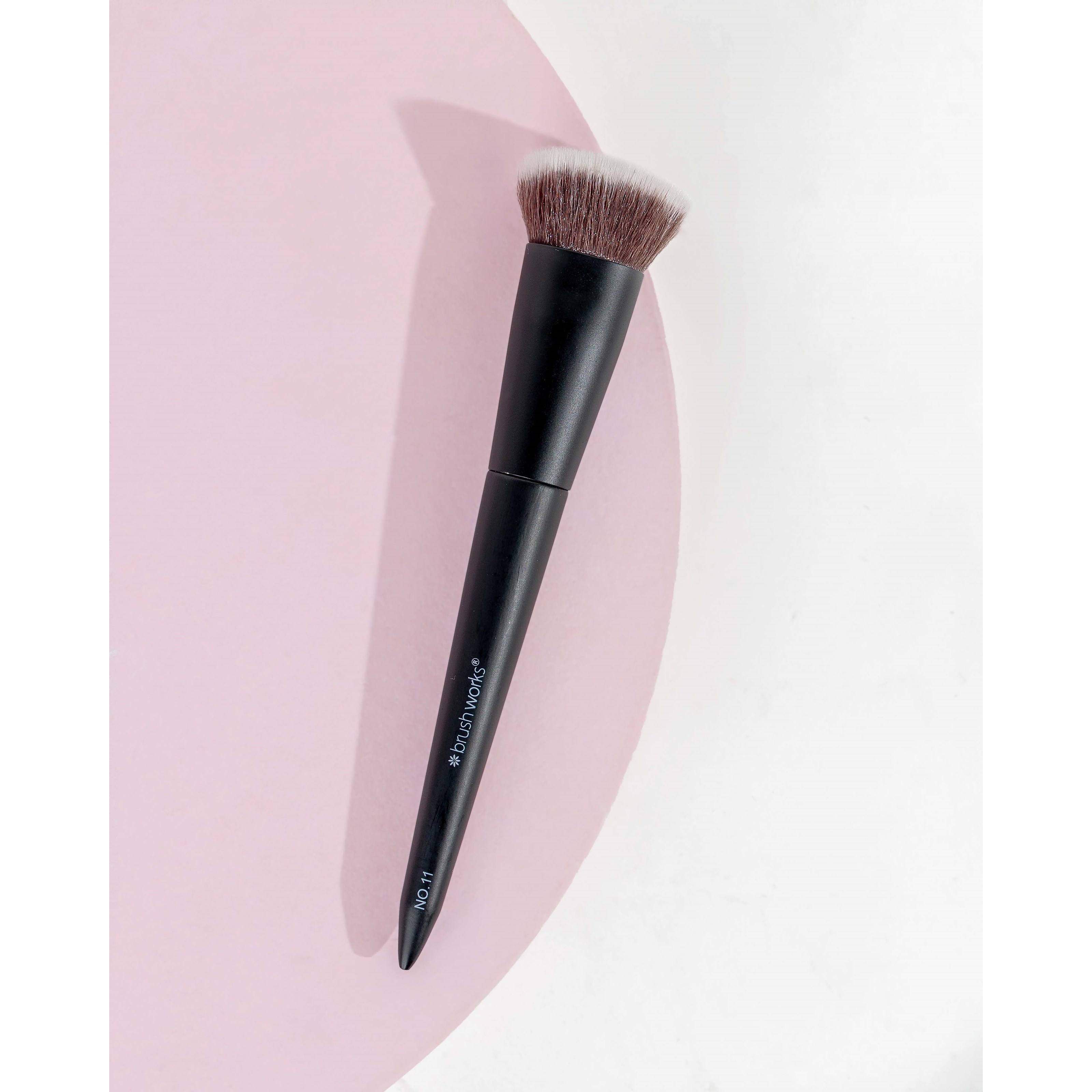 Brushworks No. 11 Flat Top Contour Brush (obrázok 5)