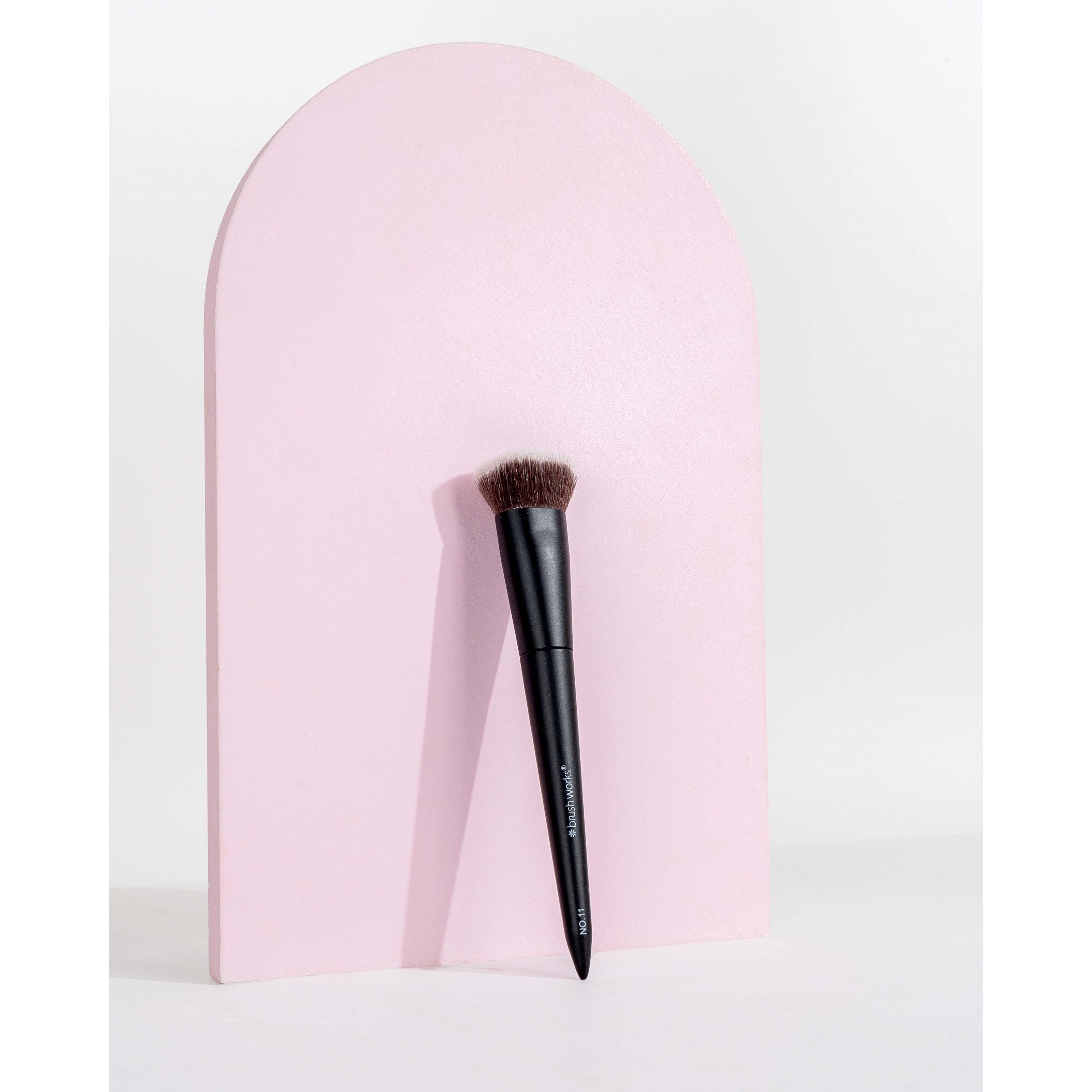 Brushworks No. 11 Flat Top Contour Brush (obrázok 6)