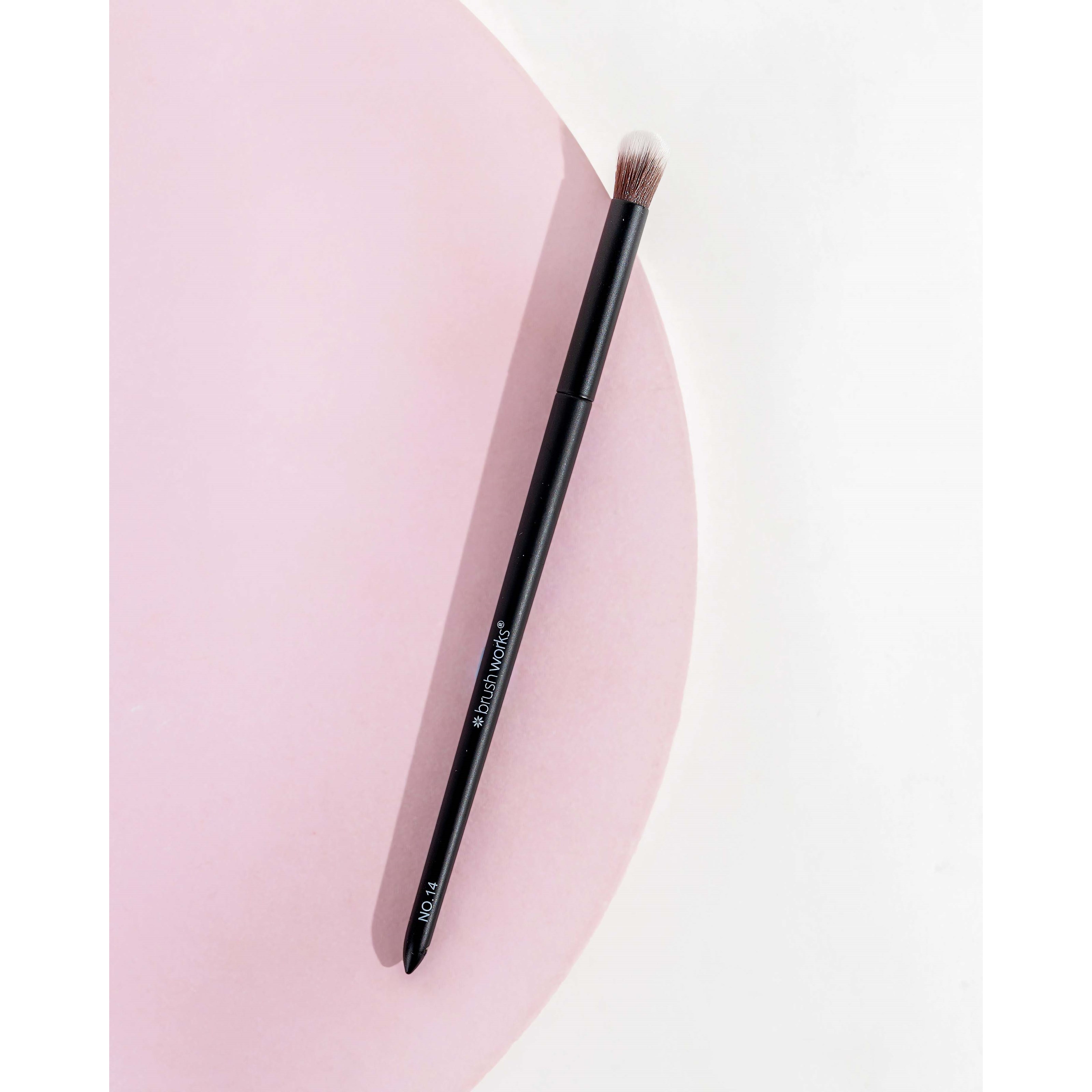 Brushworks No. 14 Fluffy Blending Eye Brush (obrázok 4)