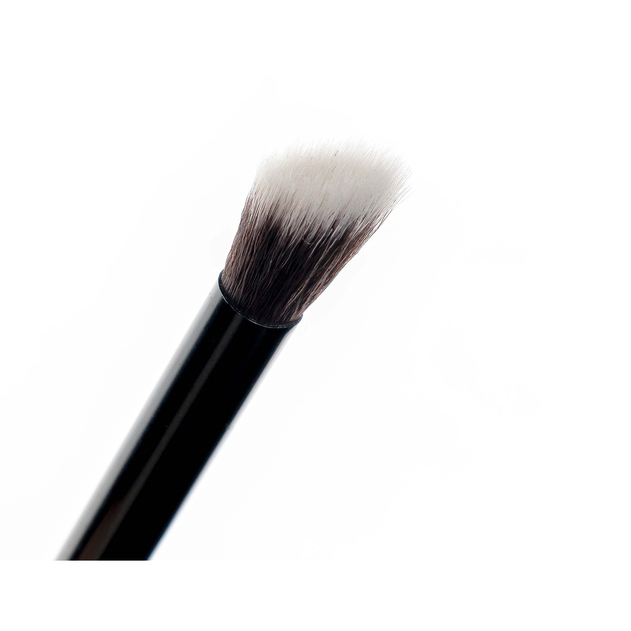 Alternativ bild 1 för Brushworks No. 15 Angled Blending Eye Brush