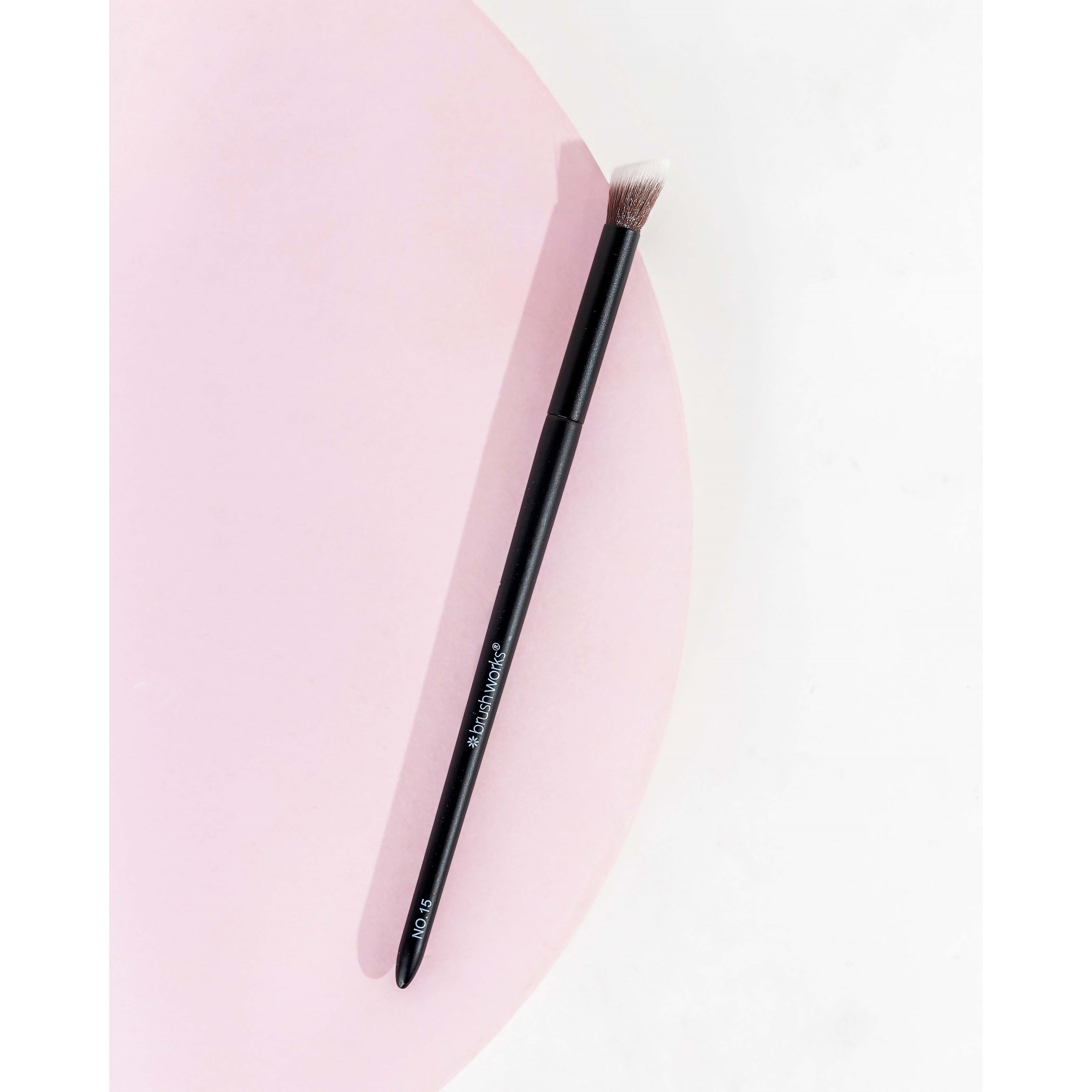 Brushworks No. 15 Angled Blending Eye Brush (obrázok 4)
