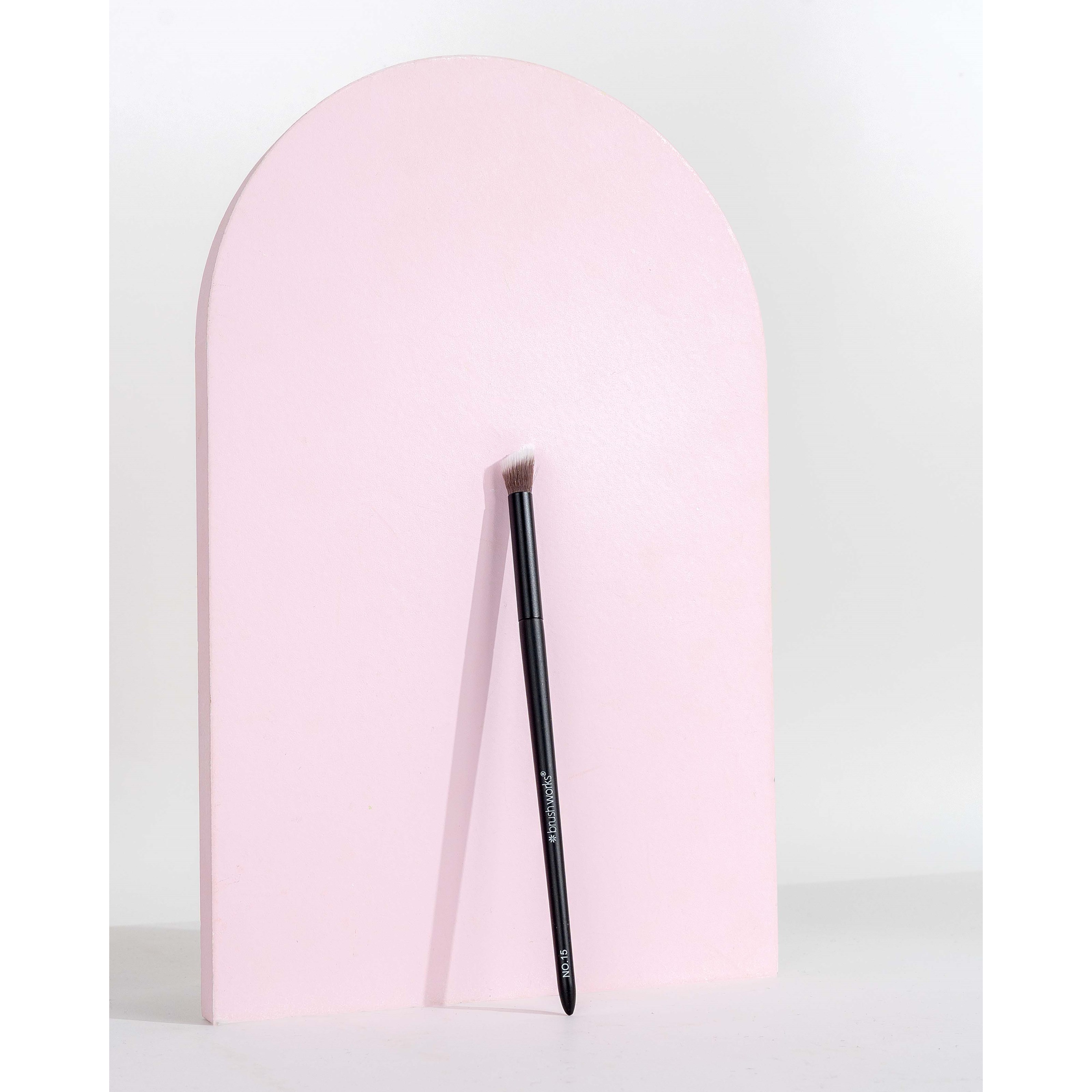 Brushworks No. 15 Angled Blending Eye Brush (obrázok 5)
