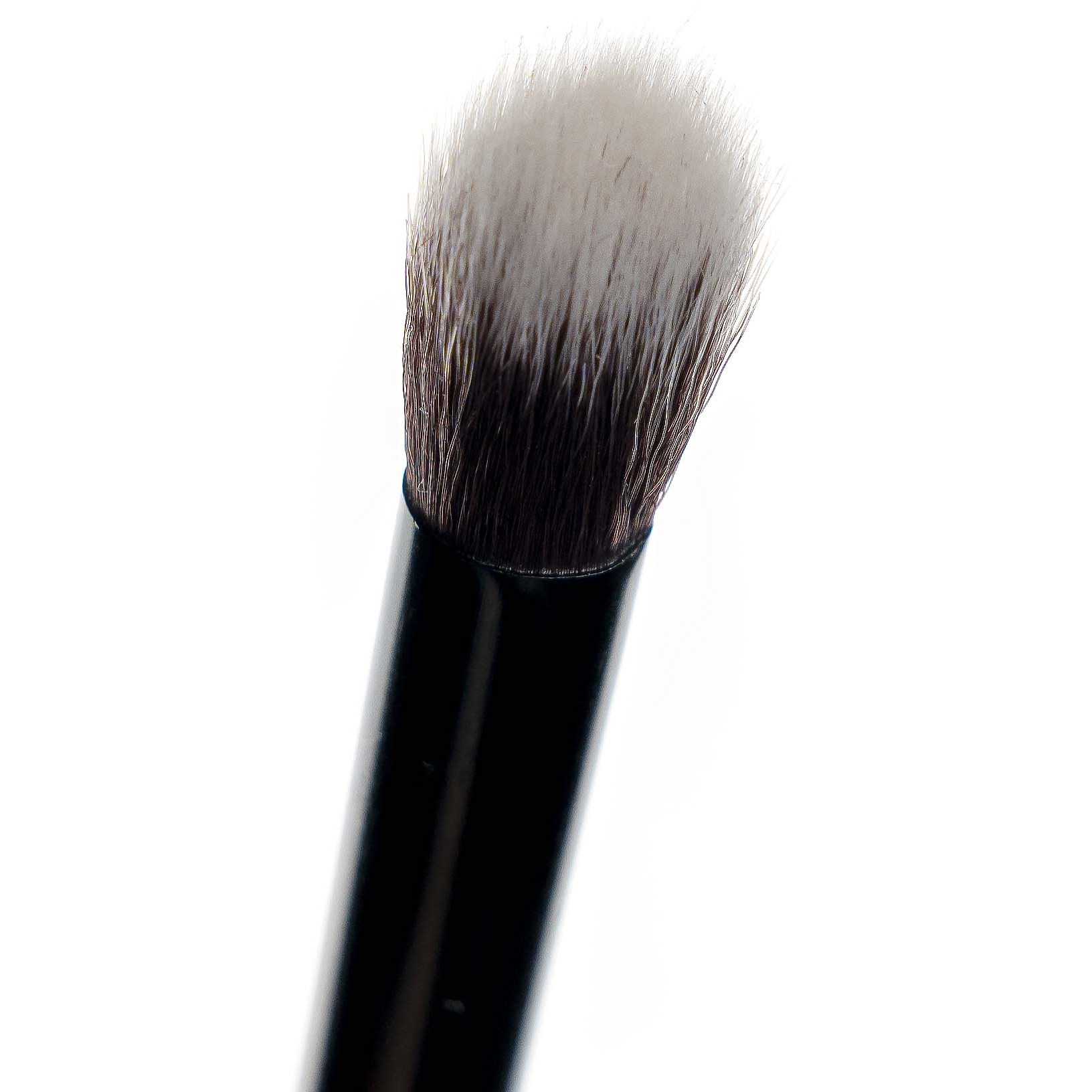 Alternativ bild 1 för Brushworks No. 16 Tapered Blending Eye Brush