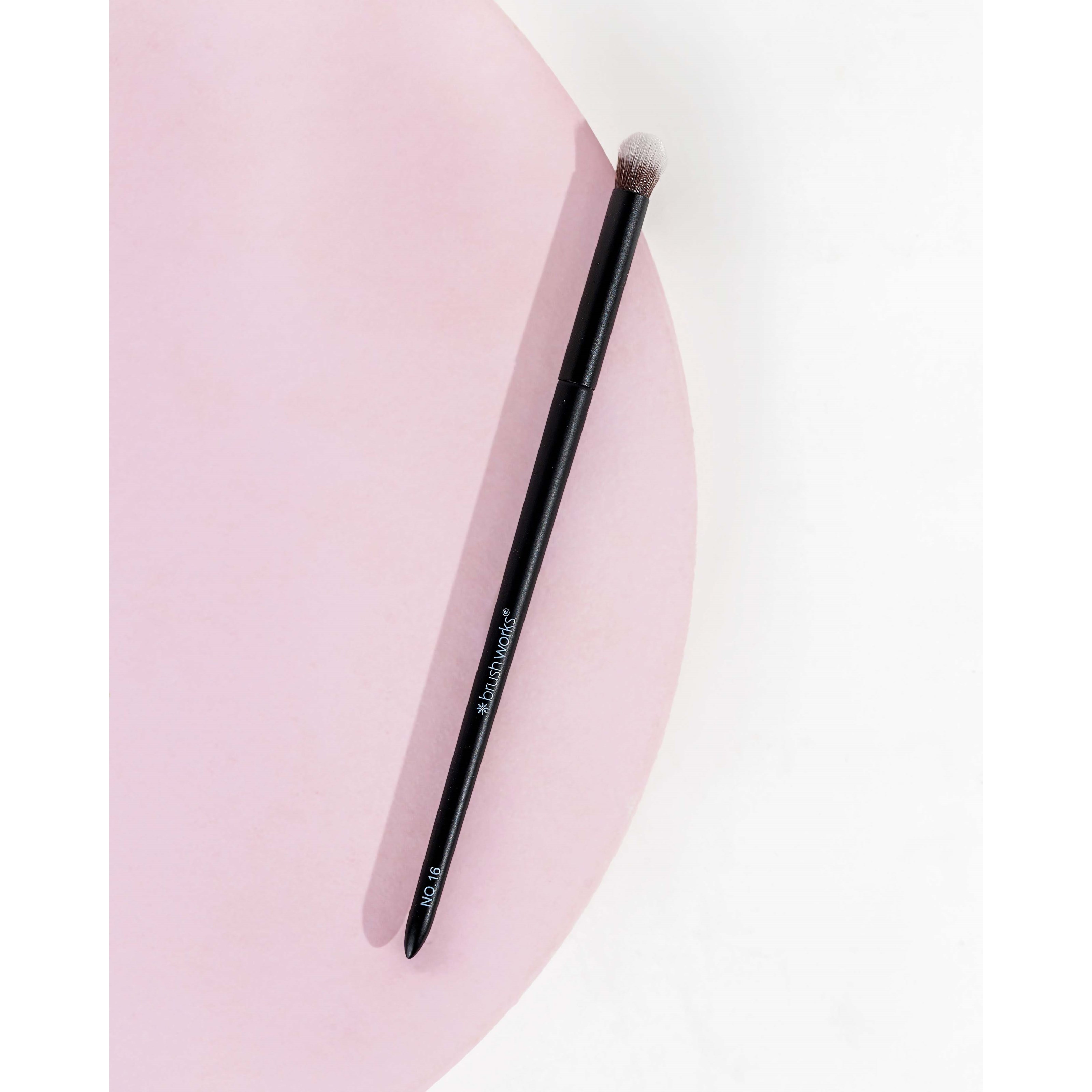 Brushworks No. 16 Tapered Blending Eye Brush (obrázok 4)