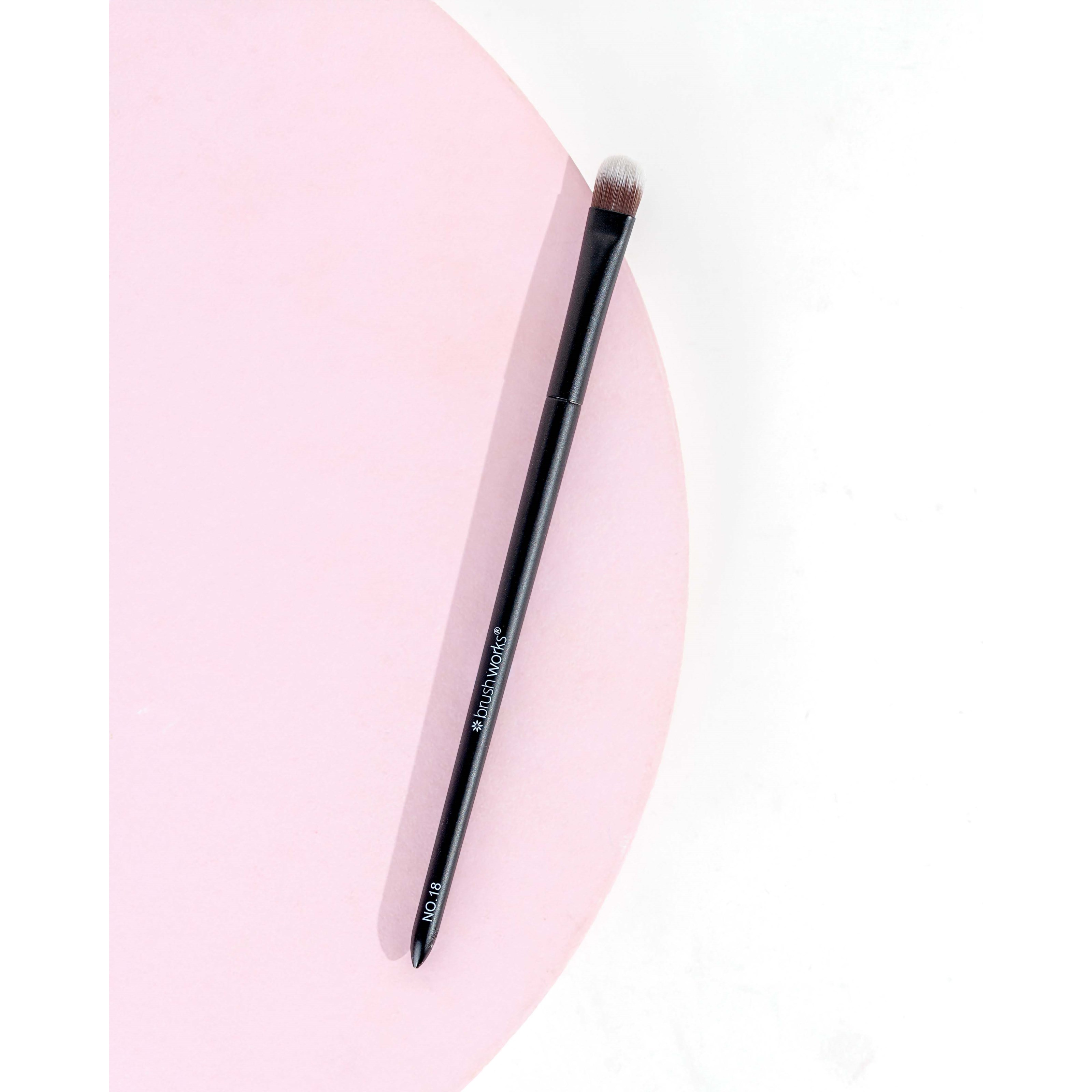 Brushworks No. 18 Flat Eye Brush (obrázok 5)