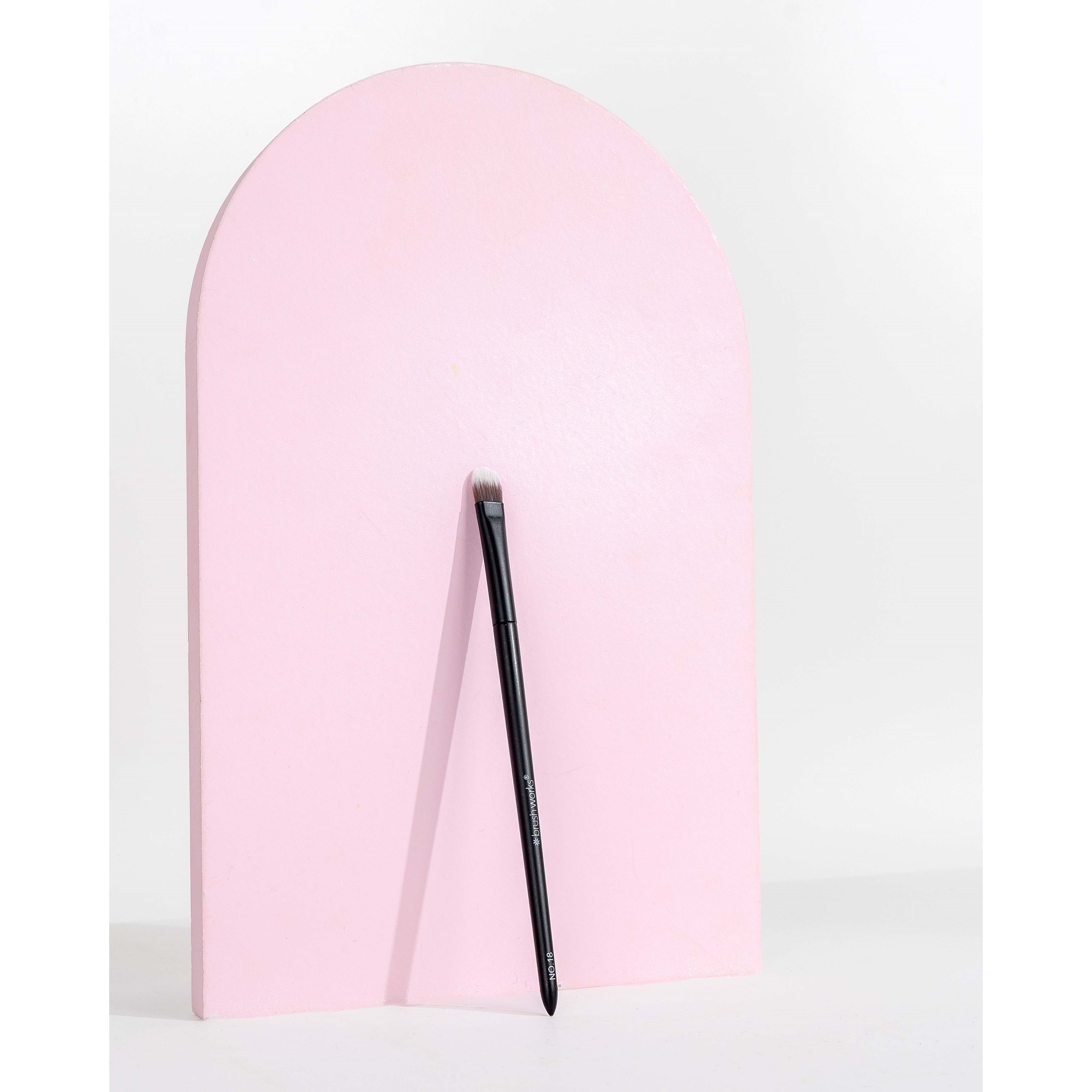Brushworks No. 18 Flat Eye Brush (obrázok 6)