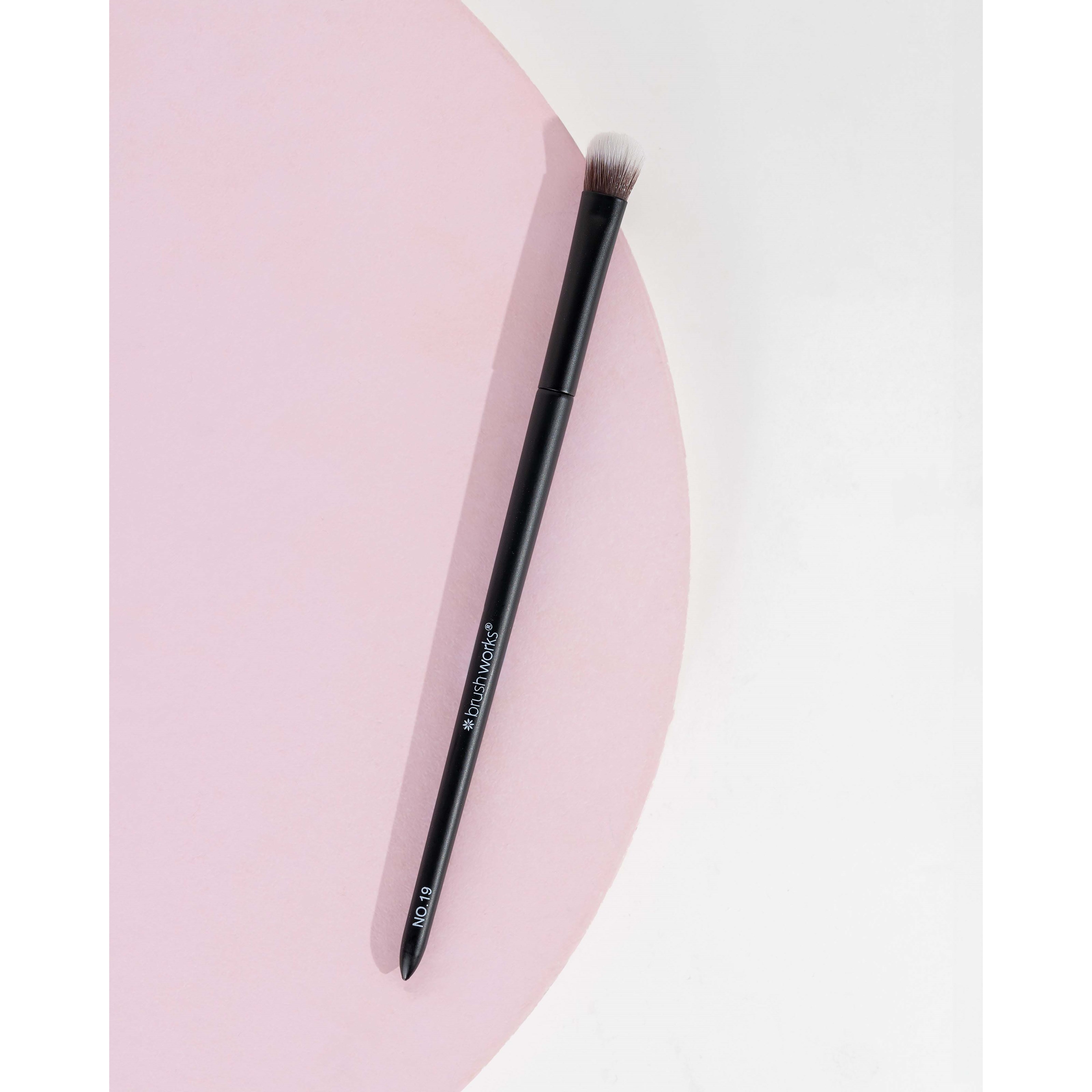 Brushworks No. 19 Crease Blending Eye Brush (obrázok 4)