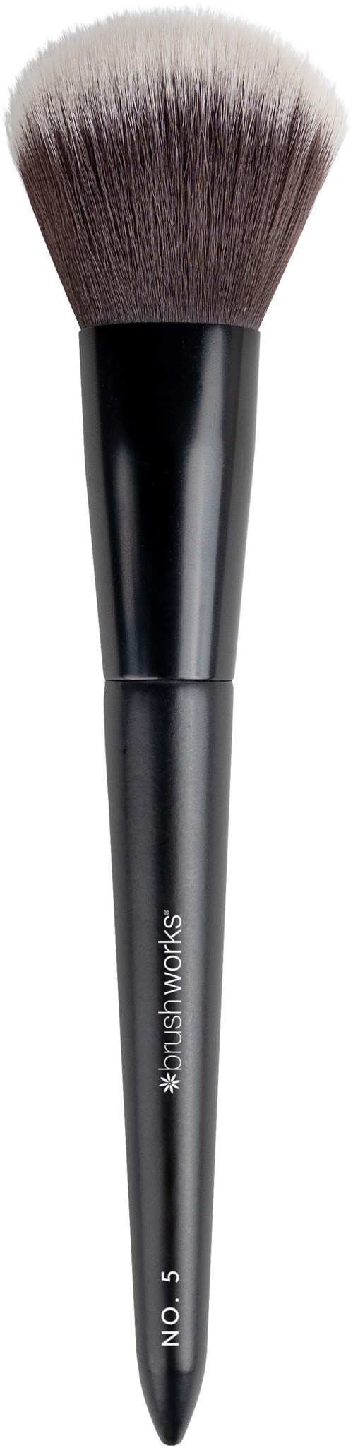 En makeupborste med svart handtag och mjuka, fluffiga borst, märkt 'N° 5'.