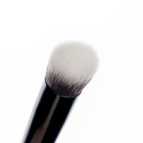 En hvid makeup-børste med sort skaft mod en enkel hvid baggrund.