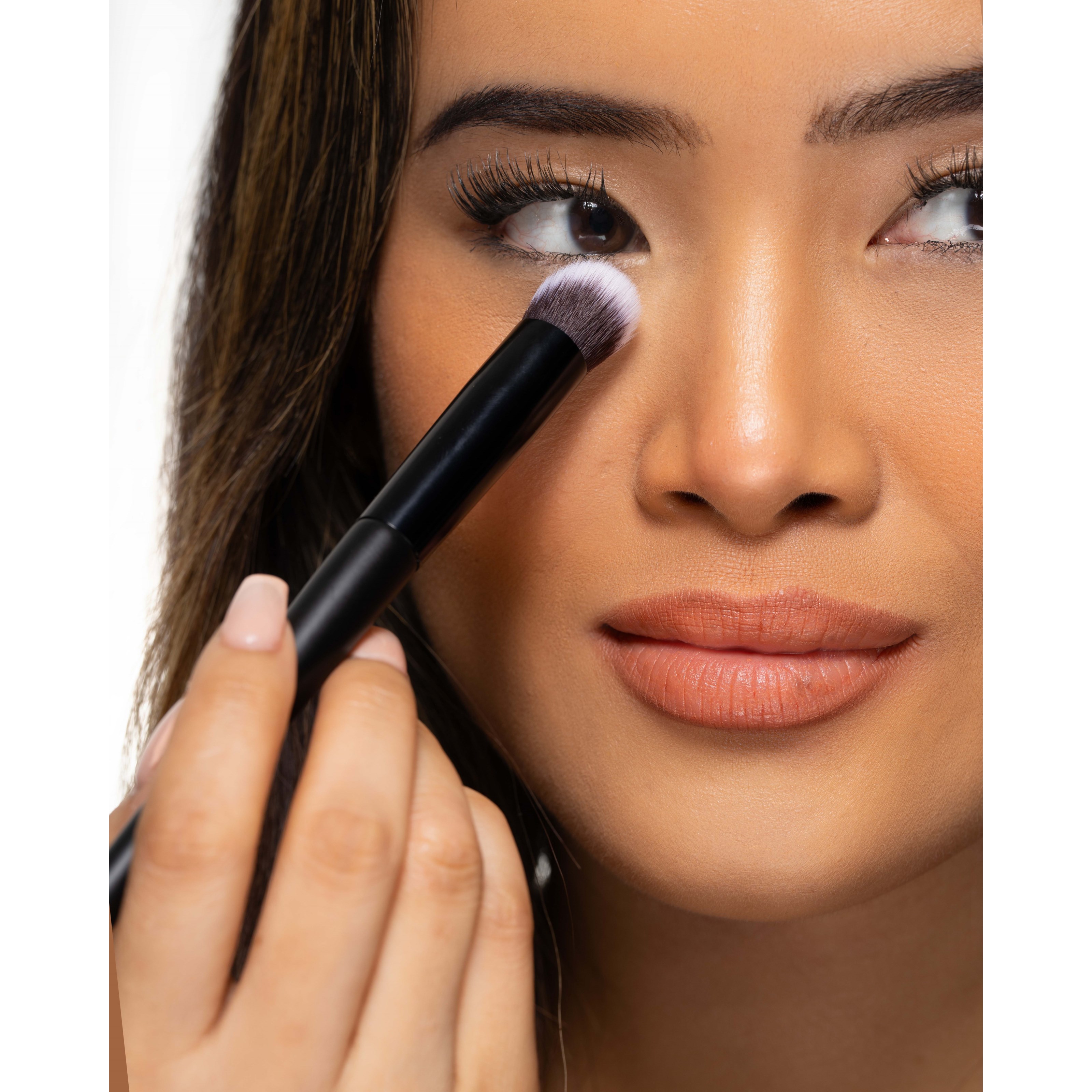 Brushworks No. 8 Precise Angled Concealer Buffing Brush (obrázok 4)
