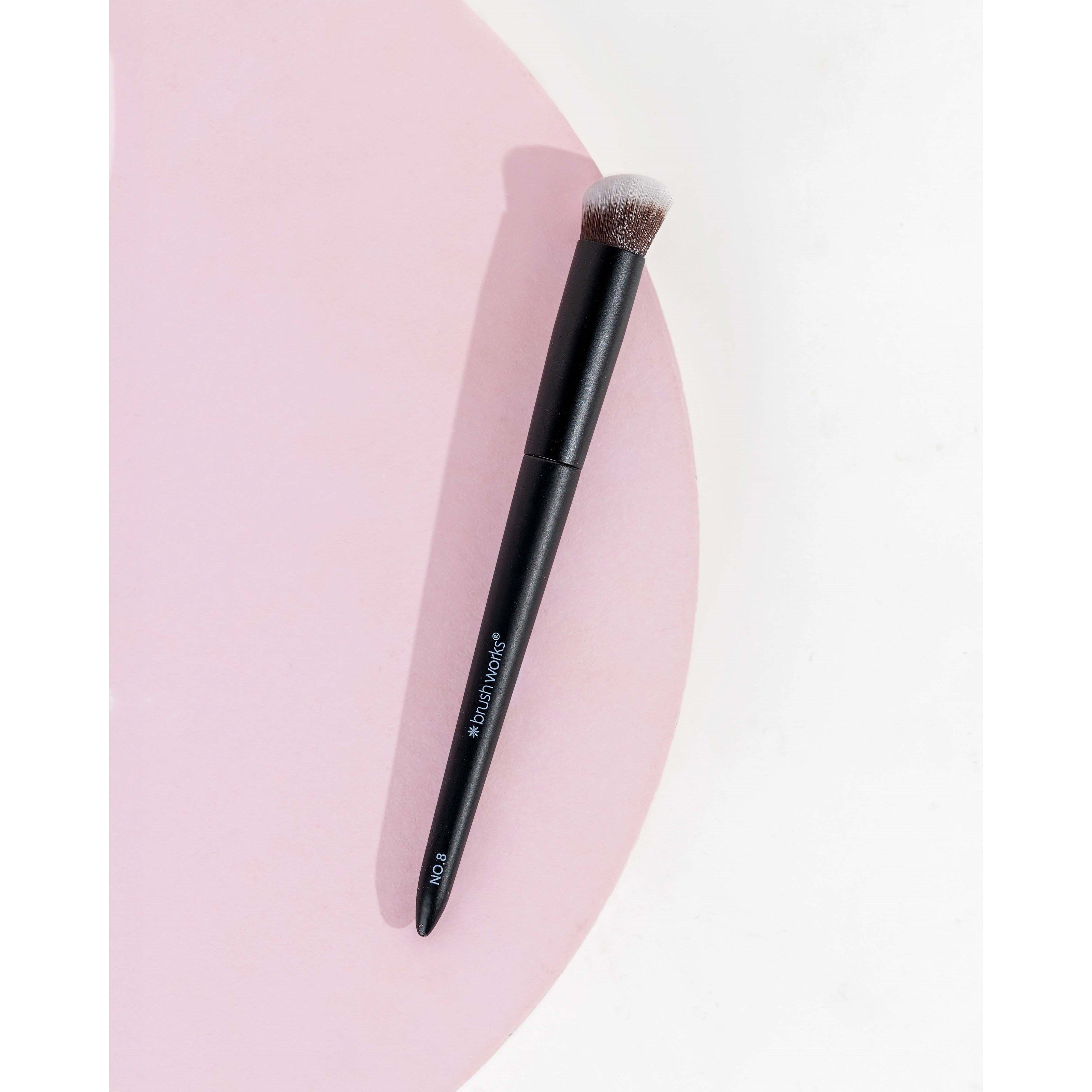 Brushworks No. 8 Precise Angled Concealer Buffing Brush (obrázok 5)