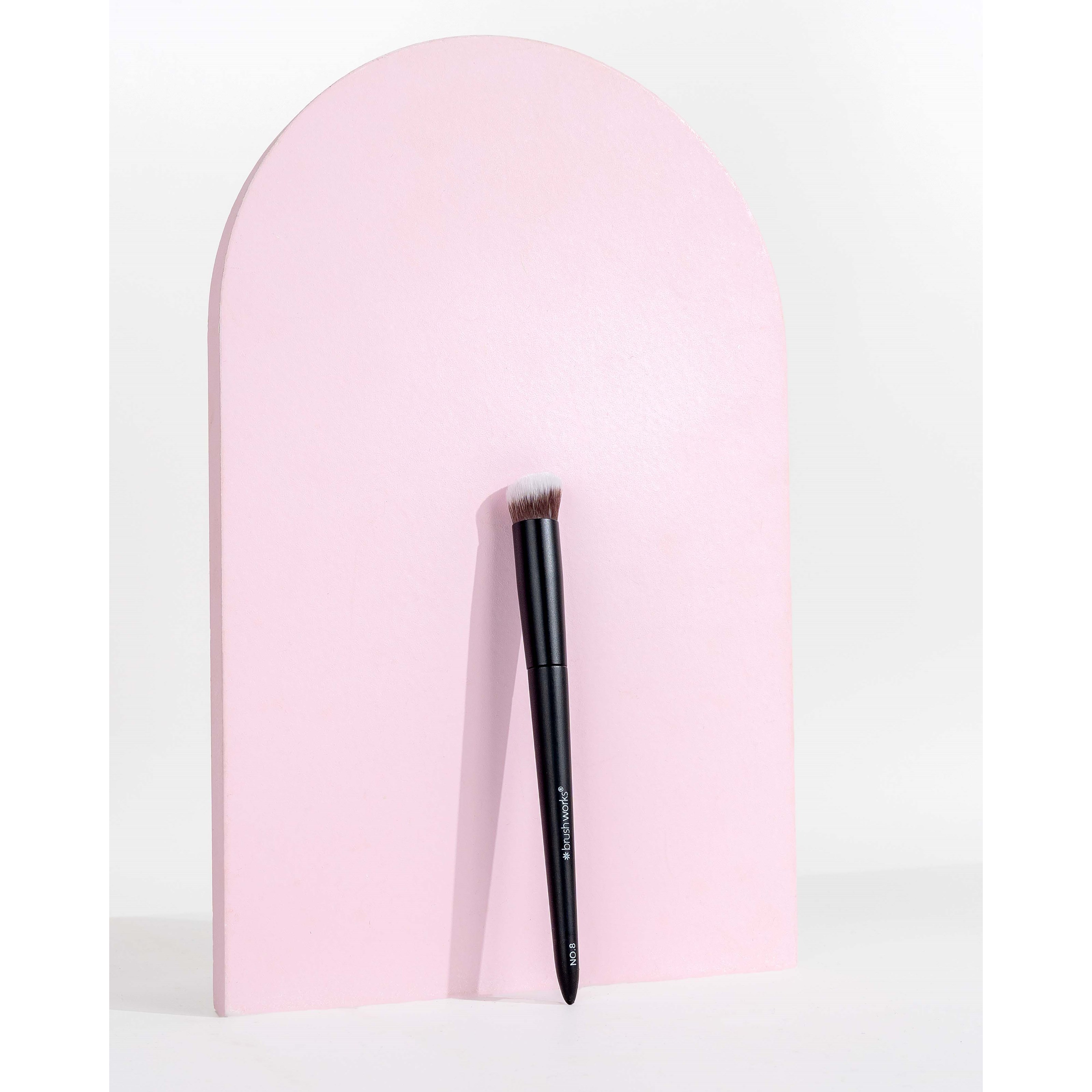 Brushworks No. 8 Precise Angled Concealer Buffing Brush (obrázok 6)