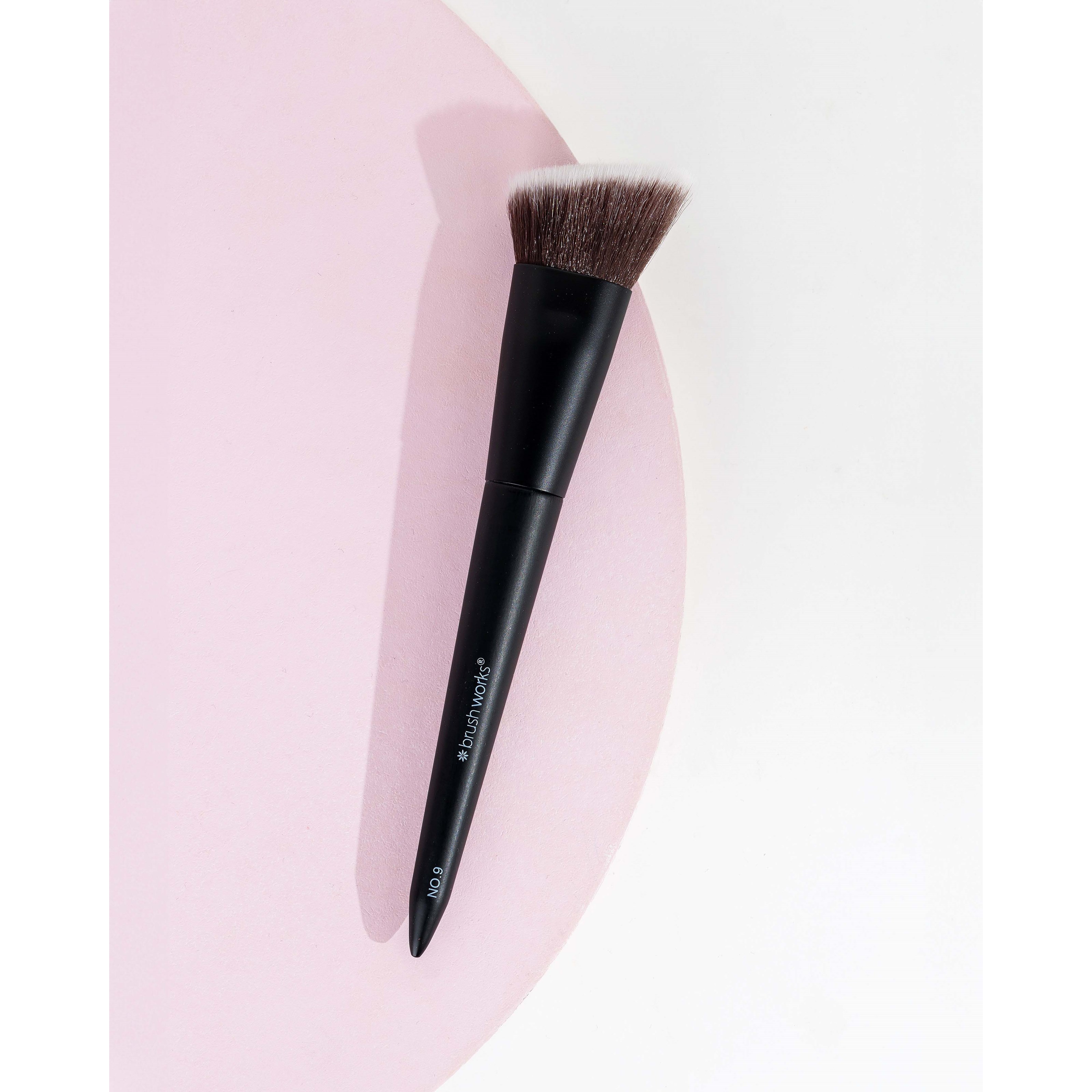 Brushworks No. 9 Angled Flat Top Foundation Buffing Brush (obrázok 5)