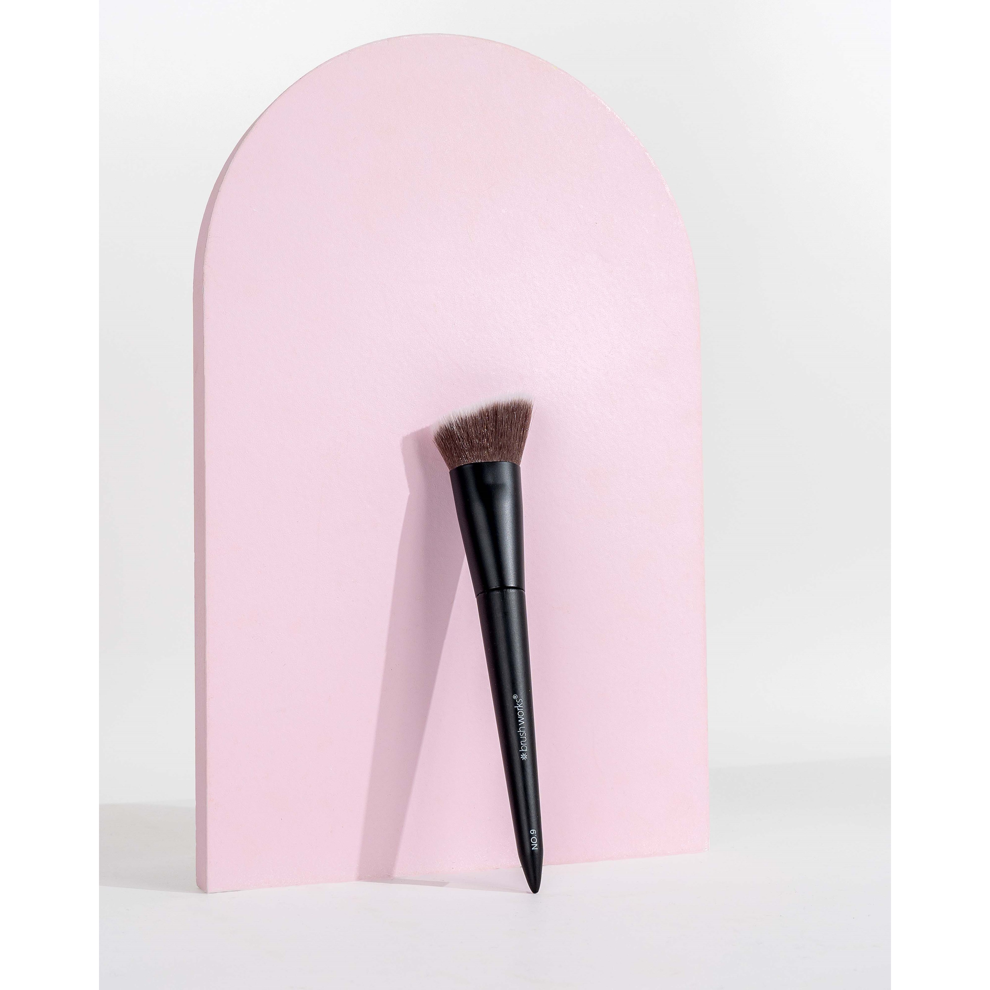 Brushworks No. 9 Angled Flat Top Foundation Buffing Brush (obrázok 6)