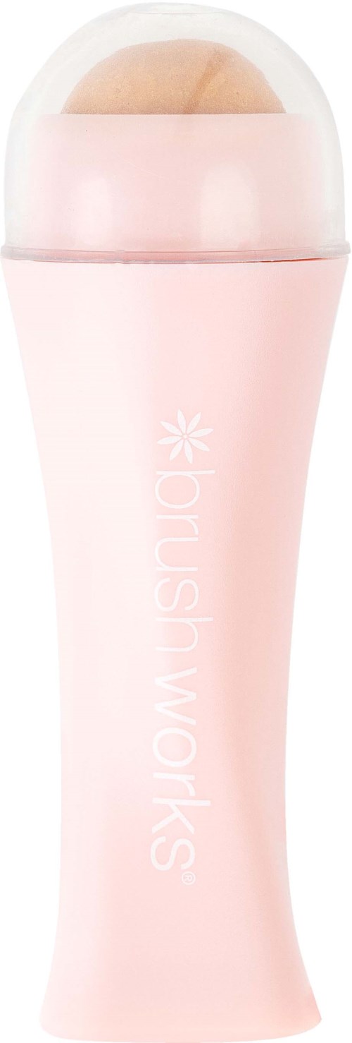 Een roze make-upborstelreiniger met een ronde, zachte borstel bovenaan en de woorden "blush works" op het handvat.