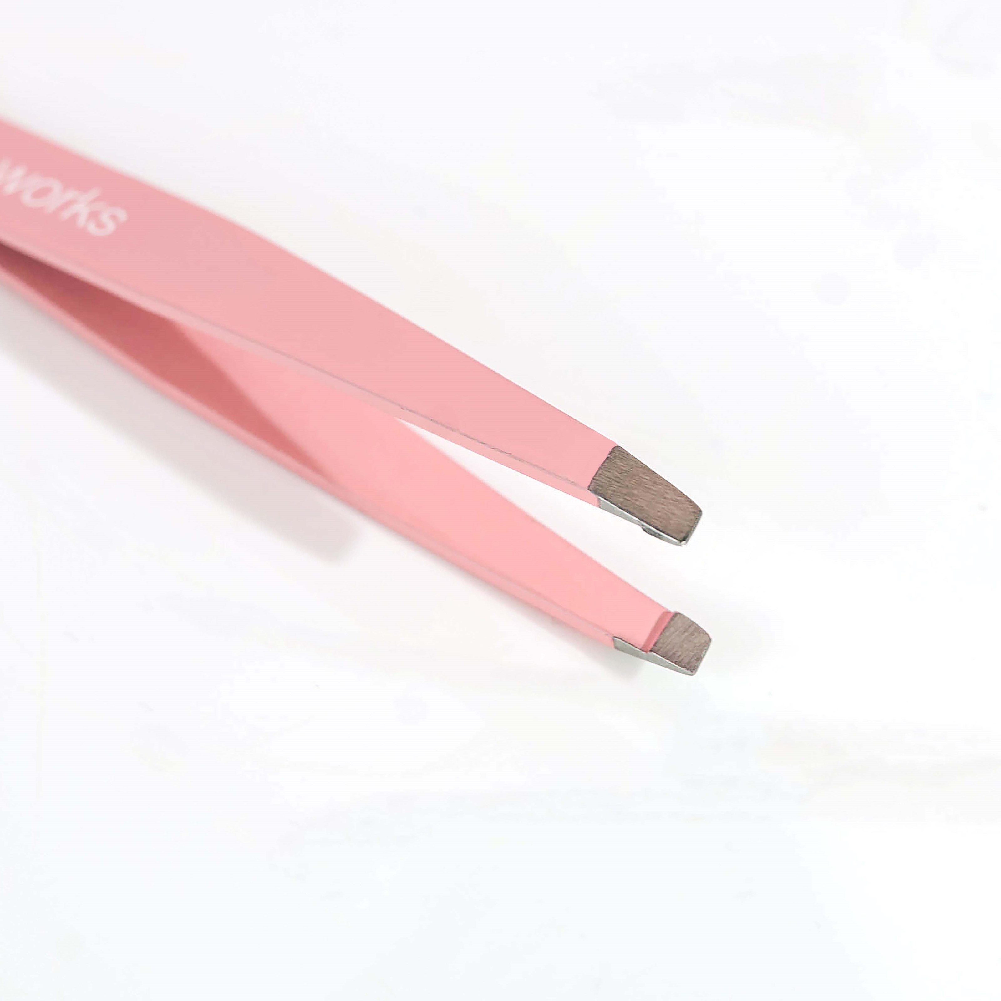 Brushworks Precision Slanted Tweezers - pesęta do brwi (obrázok 3)