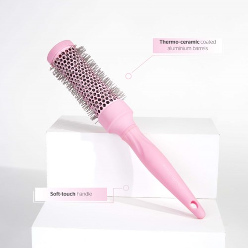 Die rosa Haarbürste hat thermo-keramisch beschichtete Aluminiumstangen und einen weichen Griff.
