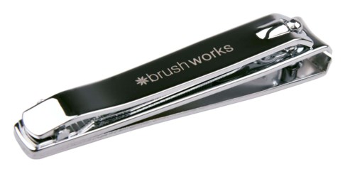 Een kleine, glanzende metalen nietmachine met de tekst 'brush works'.