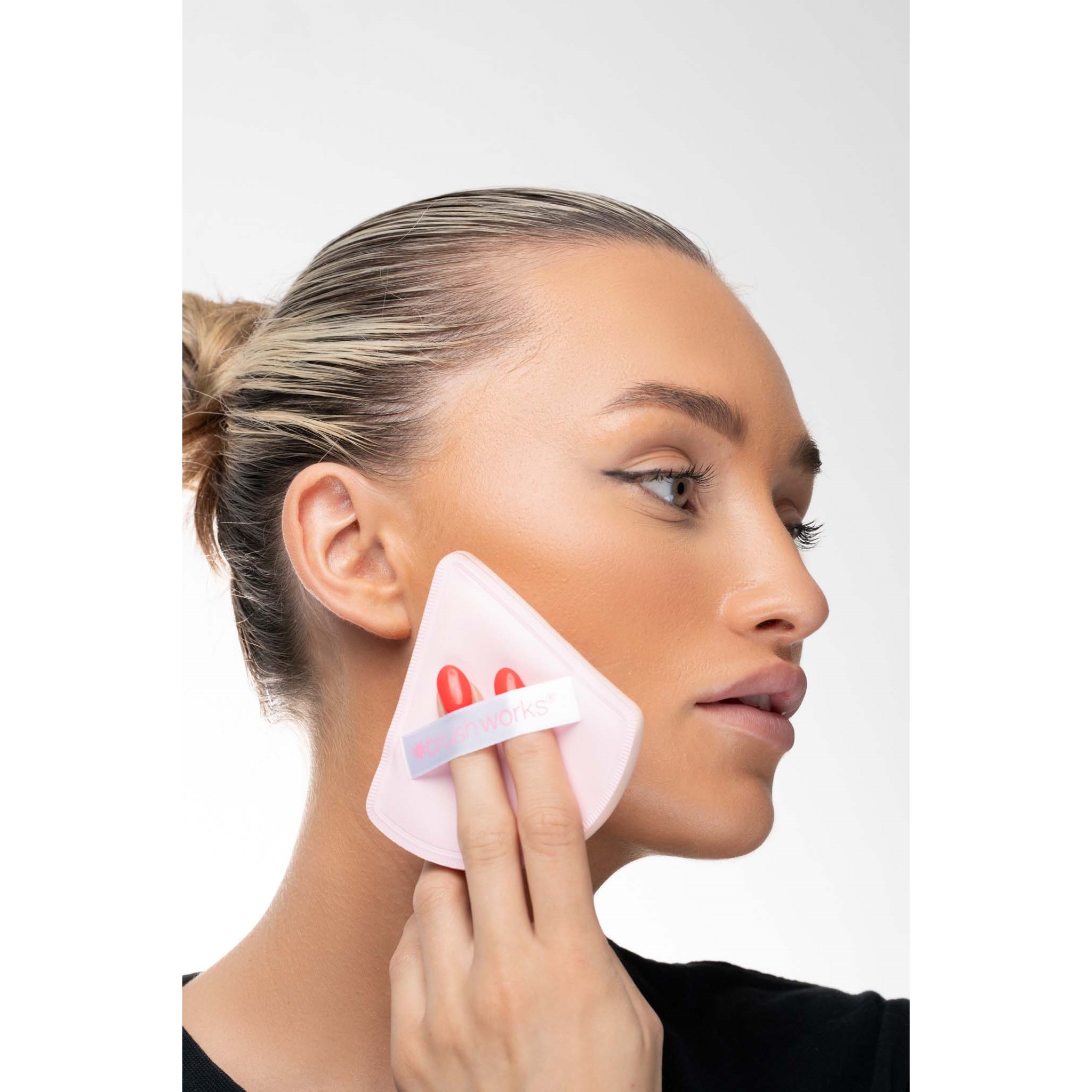 Brushworks Triangular Pillow Puff Duo (obrázok 4)