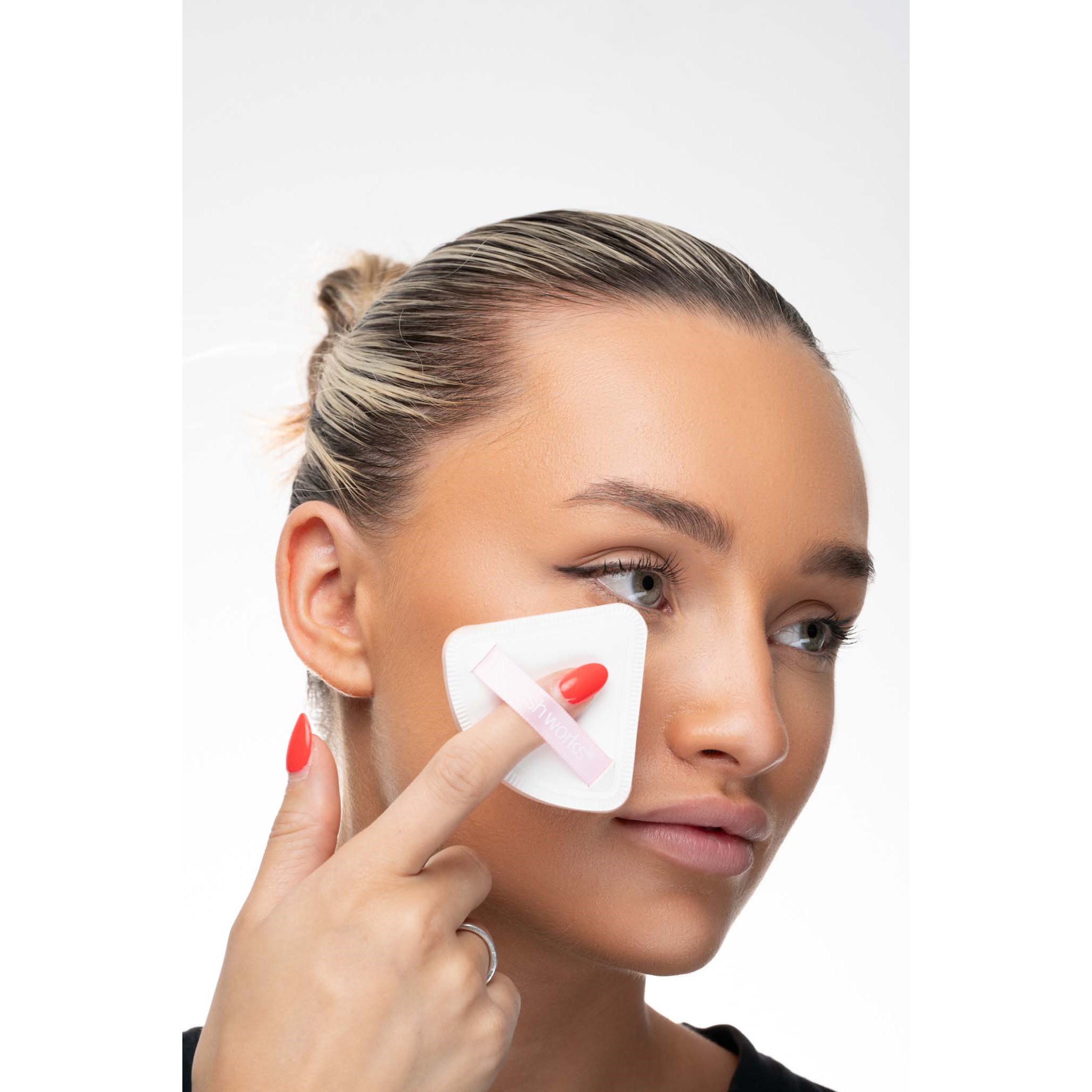 Brushworks Triangular Pillow Puff Duo (obrázok 5)