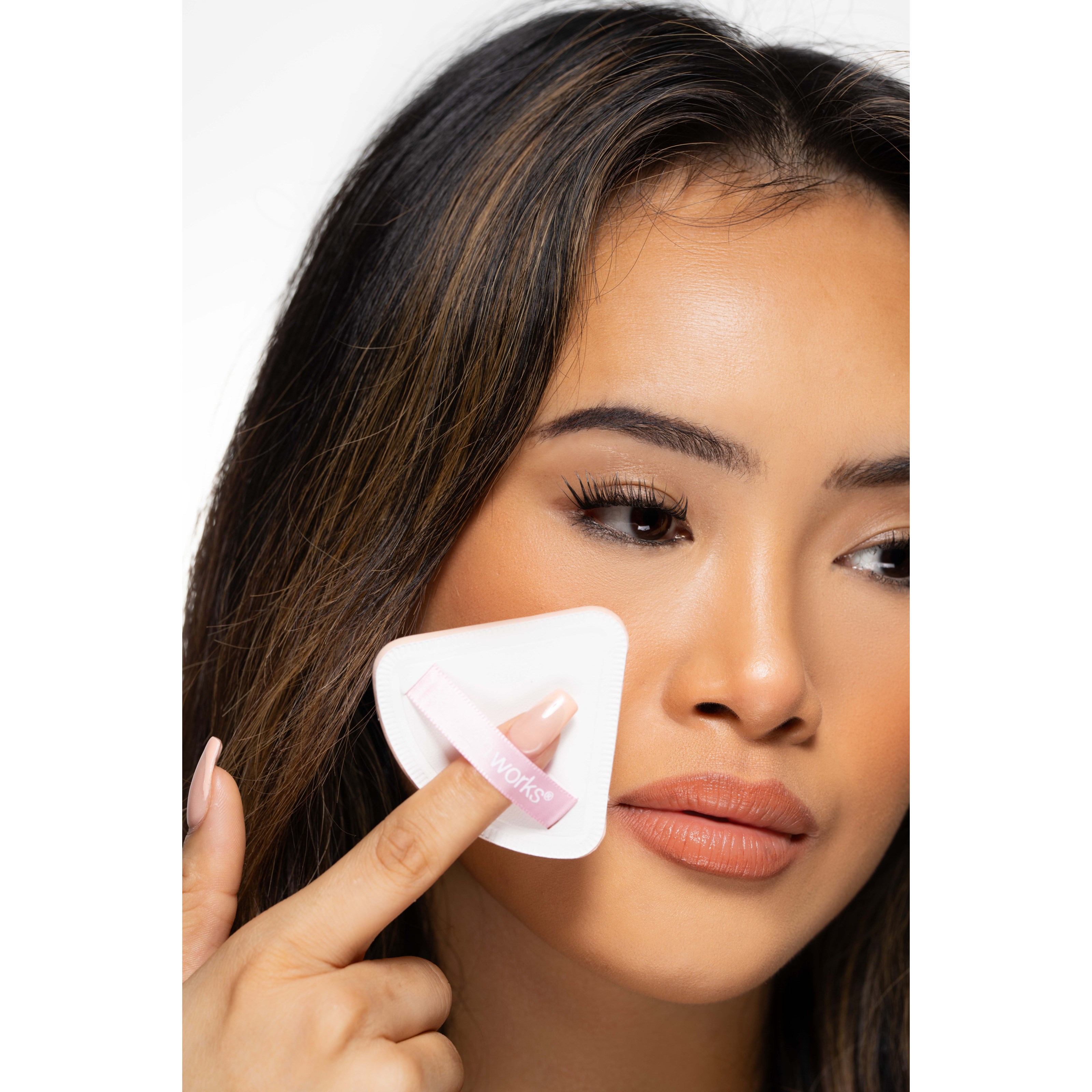 Brushworks Triangular Pillow Puff Duo (obrázok 6)