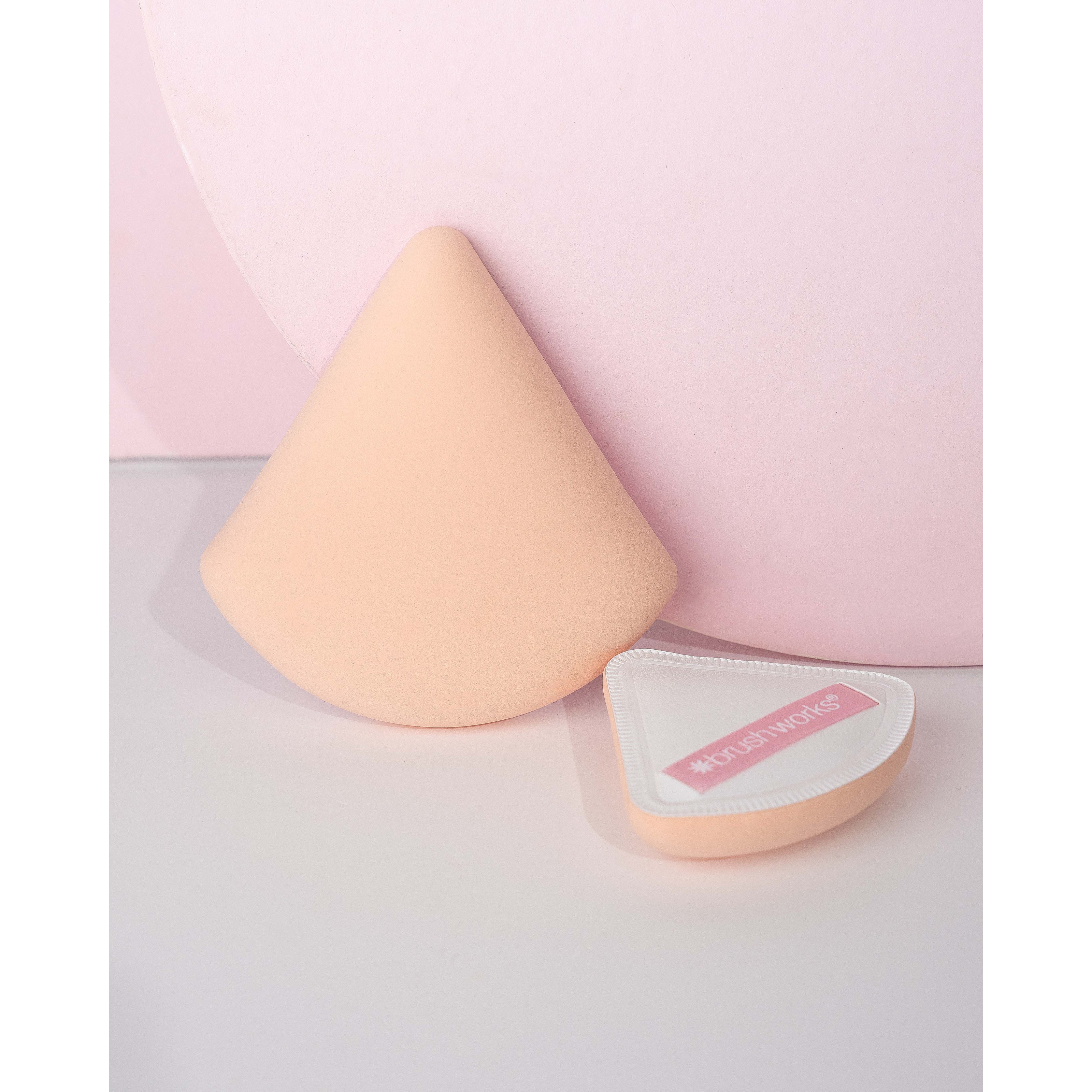 Brushworks Triangular Pillow Puff Duo (obrázok 7)