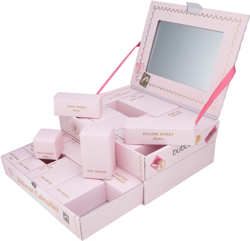 Ett rosa presentset med spegel, handkräm, kuddspray, badbomber och ögonpad, alla i matchande boxar.