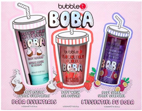 Pakke med tre Boba Essentials produkter: kropslotion, kropsvask og kropsspray med frugtige design og farverige sugerør.