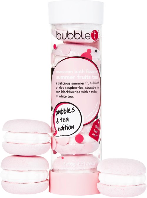 Rosa bubble bath-flaska med jordgubbar, hallon, svartvinbärsmak och fyra vita macarons. Etiketten nämner sommarfrukter.