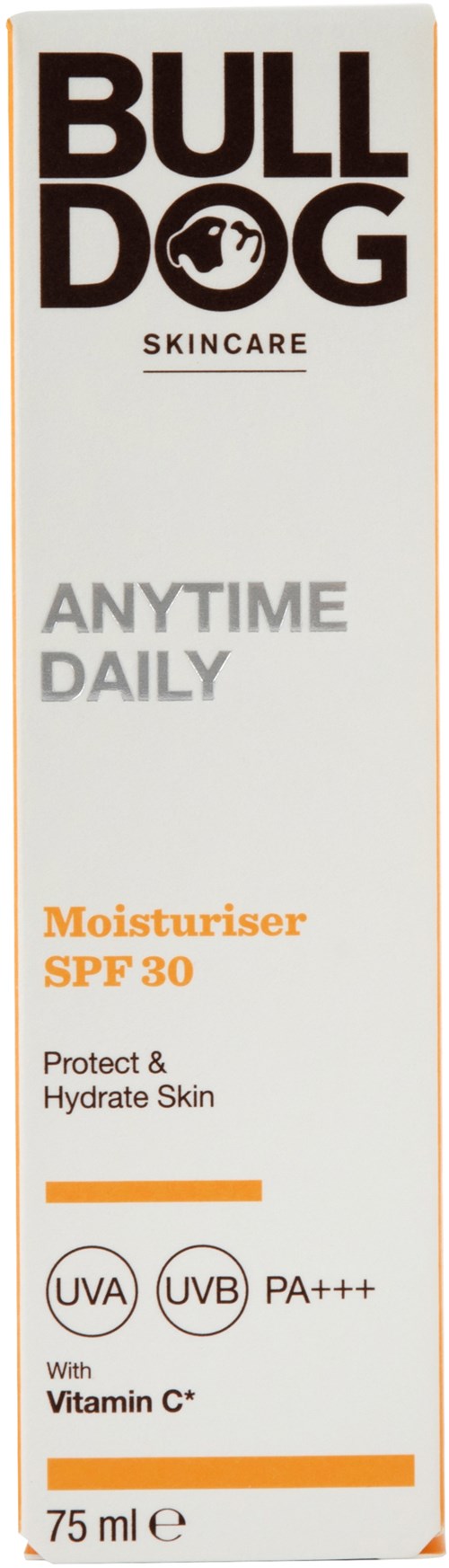 En vit hudvårdsflaska märkt 'BULLDOG SKINCARE' med 'Moisturiser SPF 30', UV-skydd och vitamin C, rymmer 75 ml.