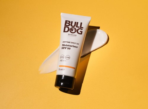 Eine BULLDOG Hautpflege-Feuchtigkeitscreme Tube mit SPF 50 auf gelbem Hintergrund mit weißer Creme.