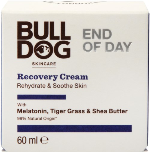 Förpackning med Bulldog hudvård Återhämtningskräm med naturliga ingredienser som lugnar huden och hjälper till återfuktning.