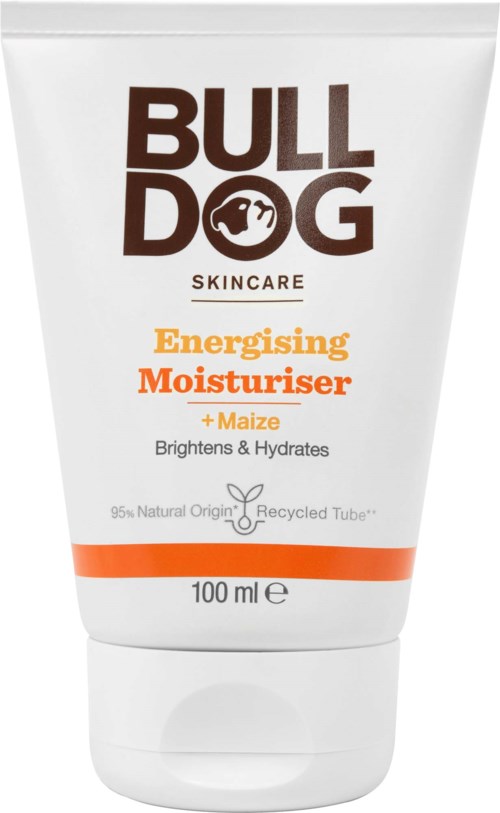 En hvit tube med Bulldog hudpleie fuktighetskrem med oransje og brunt tekst, inkludert hundlogo og detalje om ingredienser.