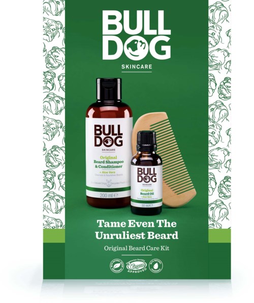 Ett grooming-kit med Bulldog-märkning med skäggschampo, skäggolja och en trädgårdskam på grönt bakgrund.