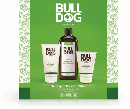 Paket av Bulldog hudvårdsprodukter, inklusive ansiktstvätt, duschgel och fuktkräm, på grön bakgrund med logga.