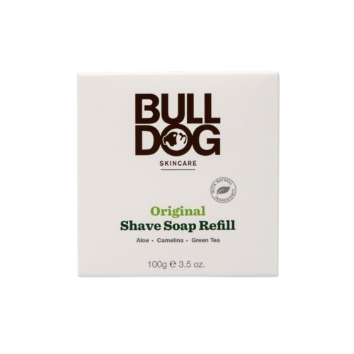 En vit förpackning av Bulldog Skincare Original Shave Soap Refill med grön och svart text, och några loggosymboler.