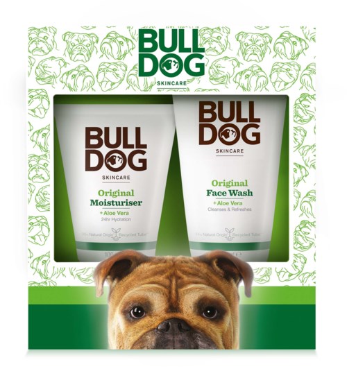 Box med två Bulldog Skincare-produkter: ansiktstvätt och fuktkräm, med bild av en hund längst ner och gröna detaljer.