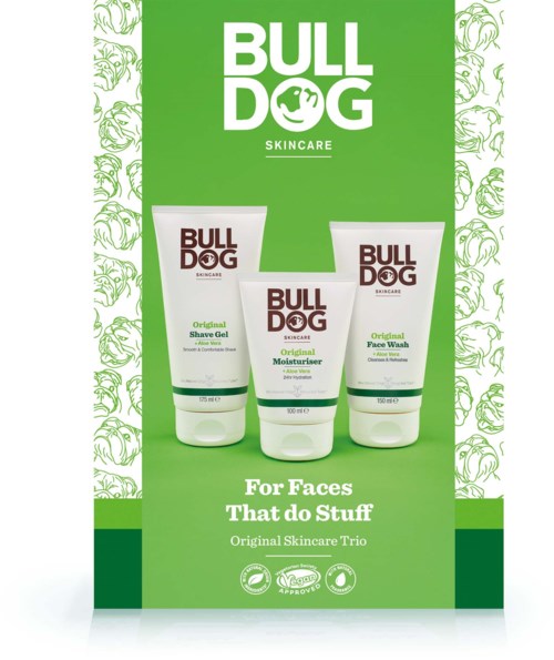 Etikett för Bulldog Skincare Original Skincare Trio med ansiktsgel, fuktighetskrem och ansiktstvätt på en grön bakgrund.